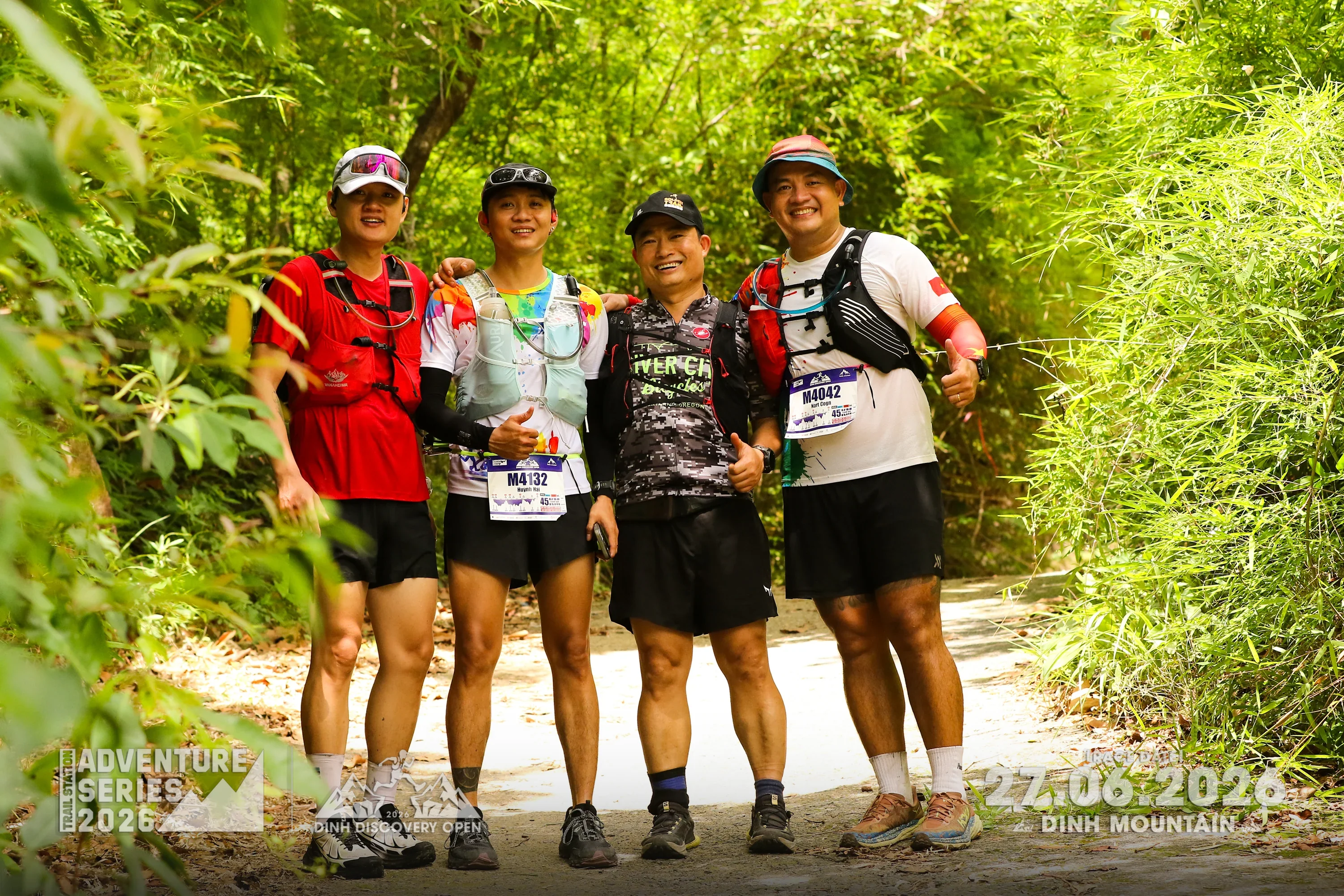 Group of runners posing together at Dinh Discovery Open